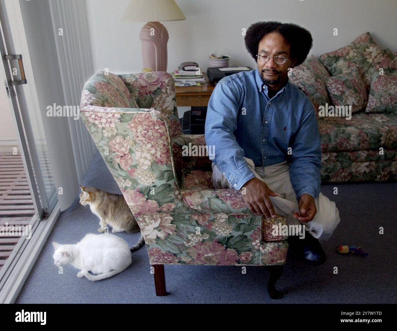 San Francisco, California --PAWS cliente Carl Stokes, di San Francisco, California, e i suoi gatti. Il signor Gingee e Helen nel suo appartamento domenica 29 giugno 2002. I San Francescani si sono riuniti per creare PAWS (Pets Are Wonderful Support) nel 1986 per aiutare le persone a basso reddito che vivono con l'AIDS e altre malattie invalidanti a mantenere i loro compagni di animali domestici. (MR solo per uso editoriale - solo storie di Affirmining) Foto Stock