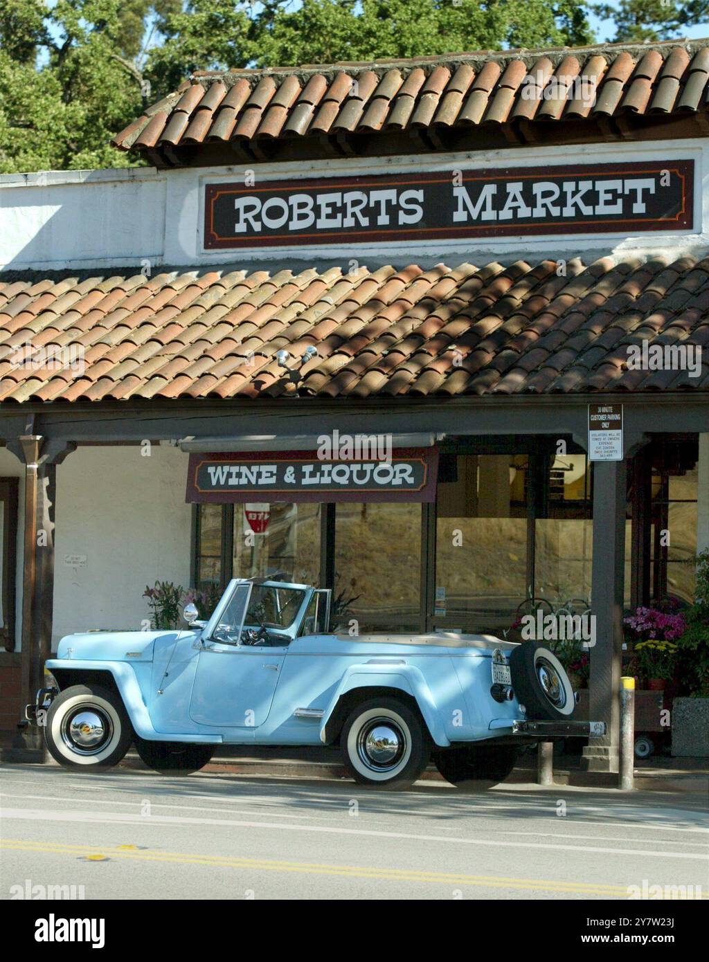 Atherton, California, all'esterno del Roberts Market a Woodside, California, dove la bistecca viene venduta per 21 dollari a libbra. Lo U.S. Census Bureau ha annunciato martedì che Woodside, California, è il sesto posto più ricco negli Stati Uniti dove la persona media guadagna $ 104,667. Il posto più ricco in cui vivere è Rancho Santa Fe. La San Francisco Bay area ha tre delle città più ricche, Atherton, Woodside e Portola Valley. Il censimento ha misurato il reddito pro capite mediante campionamento casuale dei residenti. Foto scattata mercoledì 5 giugno 2002. ) Foto Stock