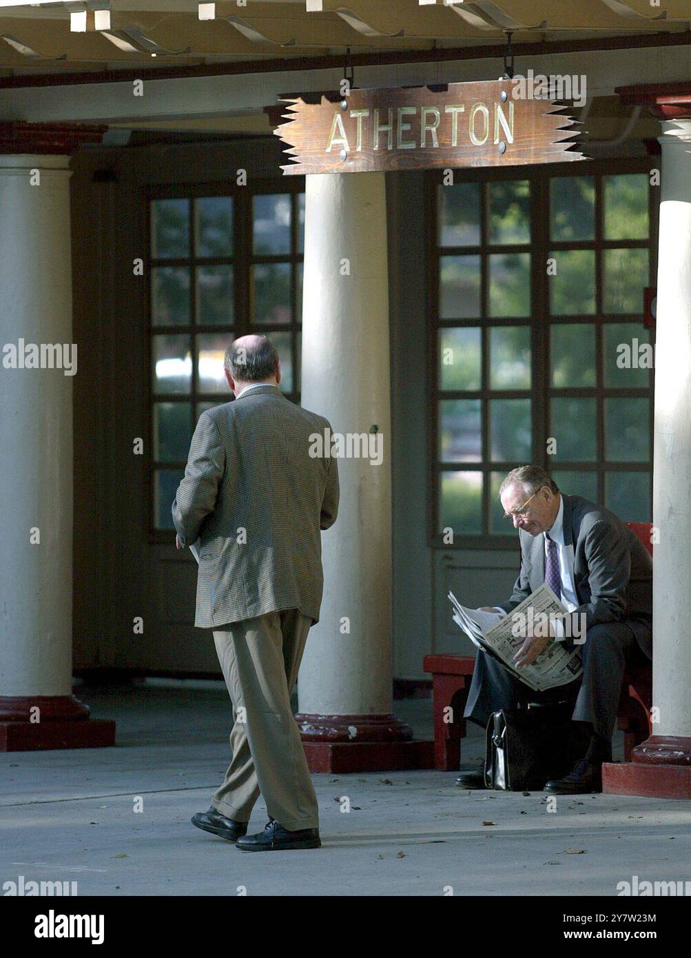 Atherton, California, Un uomo legge il giornale mattutino mentre aspetta un treno alla stazione Atherton CalTrain giovedì 6 giugno 2002. Lo U.S. Census Bureau ha annunciato martedì che Atherton, California, è il secondo posto più ricco negli Stati Uniti dove la persona media guadagna $ 112, 408. Il posto più ricco in cui vivere è Rancho Santa Fe. La San Francisco Bay area ha tre delle città più ricche, Atherton, Woodside e Portola Valley. Foto scattata mercoledì 5 giugno 2002. Foto Stock