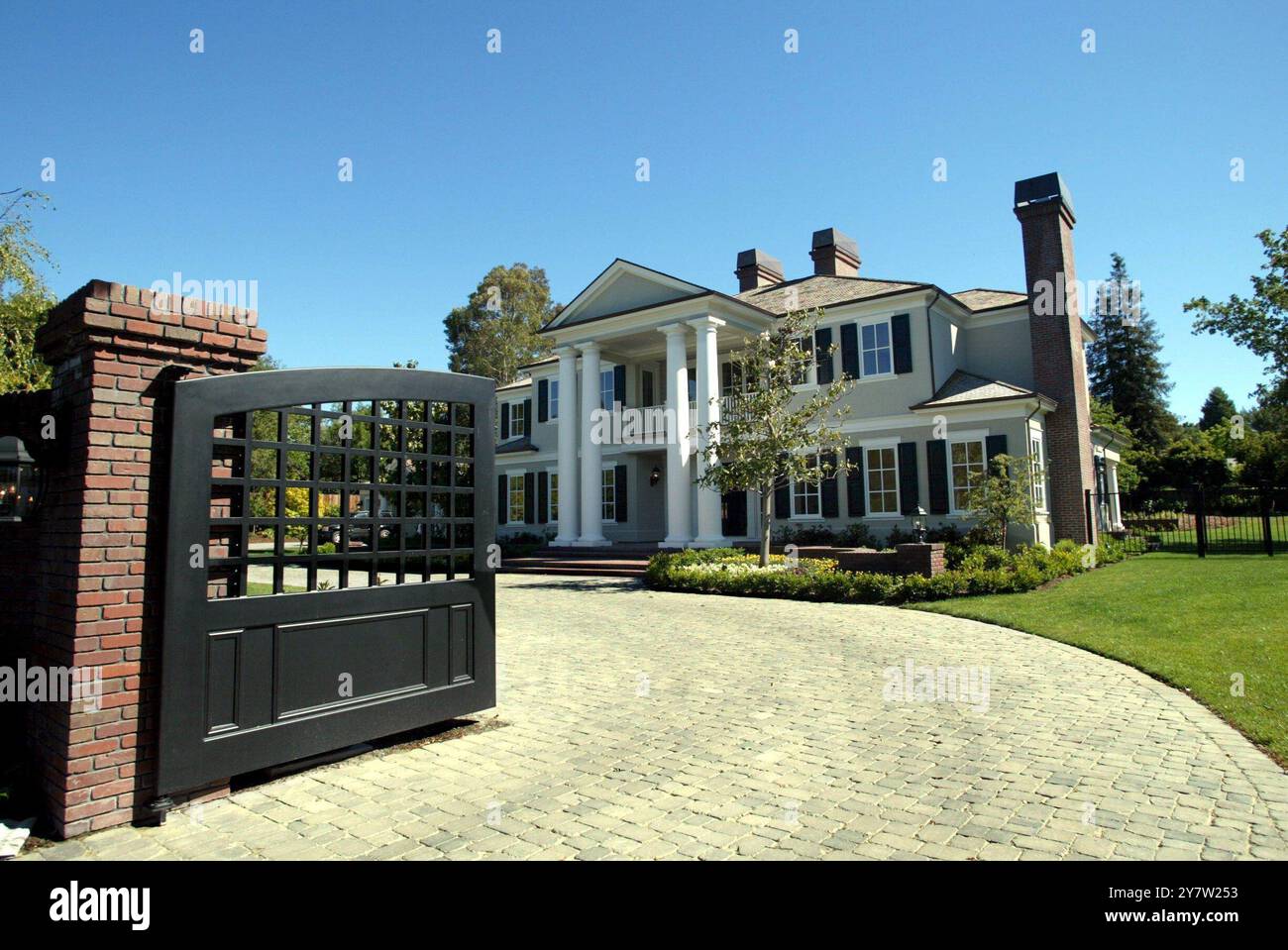 Atherton, California, 5 giugno 2002. - Una casa da bagno con sei camere da letto e sette su Marymont Avenue ad Atherton sta vendendo per 8.500.000 dollari. Lo U.S. Census Bureau ha annunciato martedì che Atherton, California, è il secondo posto più ricco negli Stati Uniti dove la persona media guadagna $ 112, 408. Il posto più ricco in cui vivere è Rancho Santa Fe. La San Francisco Bay area ha tre delle città più ricche, Atherton, Woodside e Portola Valley. Foto Stock