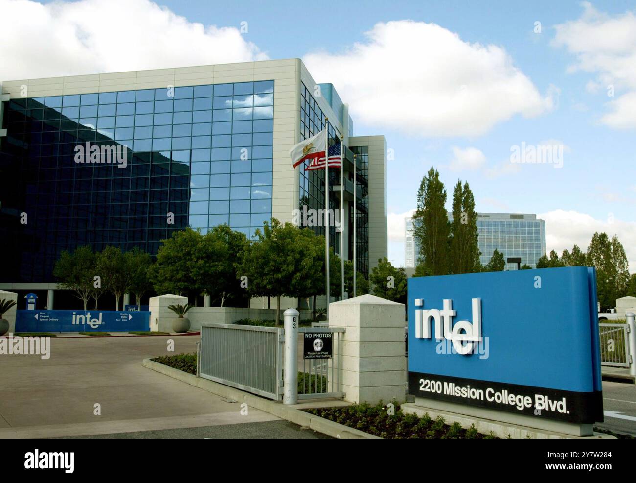 Santa Clara, California----IntelÕs sede aziendale a Santa Clara , California. Ntel fornisce ai settori dell'informatica e delle comunicazioni chip, schede, sistemi e elementi di base software che sono gli "ingredienti" di computer, server e prodotti di rete e di comunicazione. Foto scattata giovedì 19 aprile 2002. Foto Stock