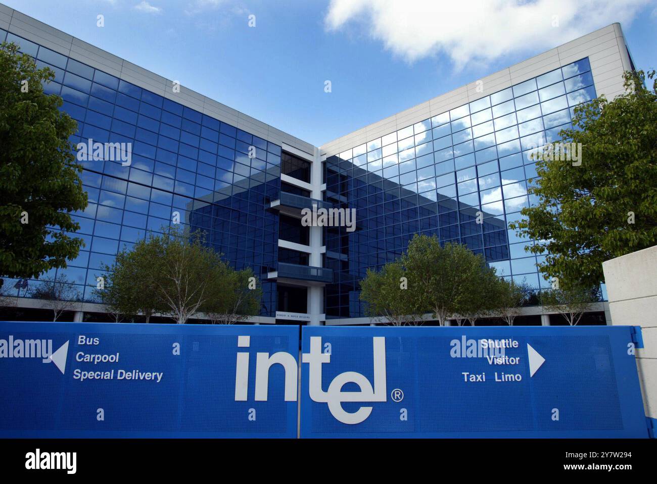 Santa Clara, California-,-- la sede centrale di Intel a Santa Clara , California, fornisce ai settori dell'informatica e delle comunicazioni chip, schede, sistemi e elementi di base software che sono gli "ingredienti" di computer, server e prodotti di rete e di comunicazione. Foto scattata giovedì 19 aprile 2002. Foto Stock