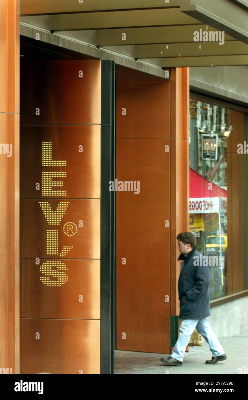 San Francisco, California, all'esterno del negozio Orgiginal Levi's a Union Square giovedì 9 aprile 2002. La Levis Strauss & Company, un'azienda di 149 anni che produce jeans blu, taglierà 300 posti di lavoro, tra cui la chiusura della storica fabbrica di San Francisco in Valencia Street. Lo storico stabilimento produce jeans dal 1906. Foto Stock