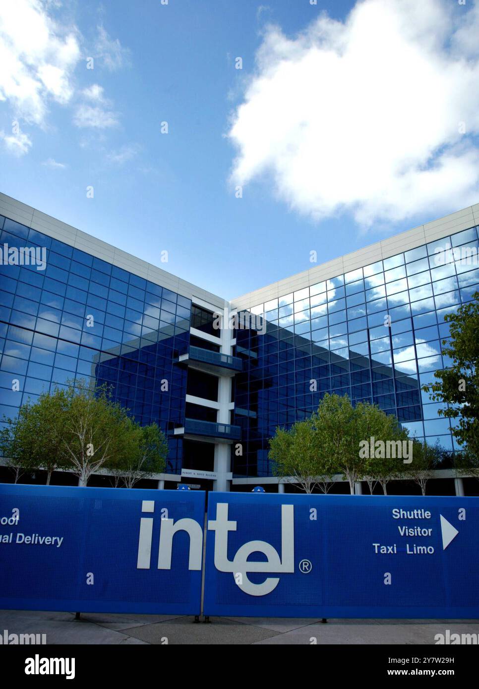 Santa Clara, California-.,-- la sede centrale di Intel a Santa Clara , California, fornisce ai settori dell'informatica e delle comunicazioni chip, schede, sistemi e elementi di base software che sono gli "ingredienti" di computer, server e prodotti di rete e di comunicazione. Foto scattata giovedì 19 aprile 2002. Foto Stock
