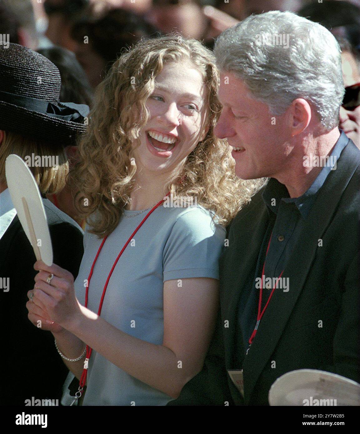 Stanford, California - 19 settembre 1997 - Chelsea Clinton e suo padre il presidente Clinton guardano l'inno Stanford Unviersity su un fan prima di aprire Convocation. Foto Stock