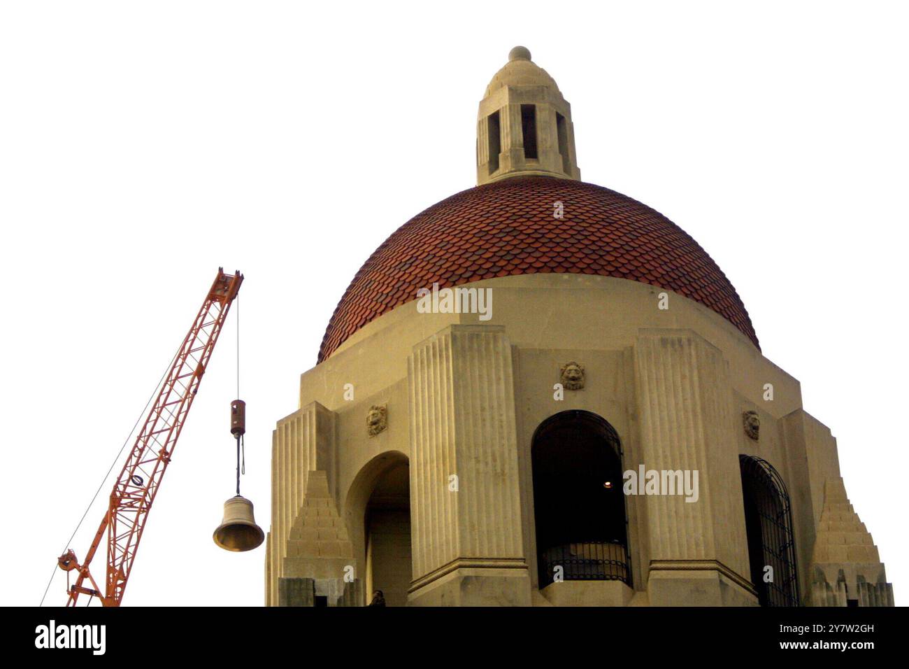 Stanford, Calififornia, le 35 campane di carillon rimosse alla fine del 2000 dalla Hoover Tower e inviate alla Royal Eijsbouts Bellfoundry di Ostenda, Belgio, per la rifusione, sono ora state risollevate dal banco di osservazione della torre martedì 19 febbraio 2002. Aggiungeranno nove campane grandi e quattro piccole che porteranno il totall a 48 campane. In questo modo, la gamma carillonÕs aumenterà a quattro ottave; la campana più grande nuova peserà circa 2,5 tonnellate. Il banco di osservazione impiega due giorni per rialzare le 48 campane. La batteria carillonÕs, l'unica nel suo genere negli Stati Uniti Foto Stock