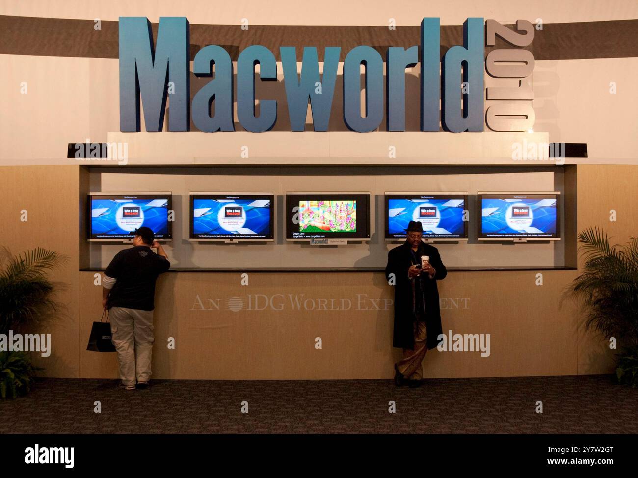 San Francisco, California: 11 febbraio 2010 migliaia di persone si sono recate al Macworld Conference & Expo al Moscone Center su questa è la prima volta dal 1985 che Apple non ha partecipato a Macworld, il che ha lasciato una sensazione vuota alla sala conferenze. Foto Stock