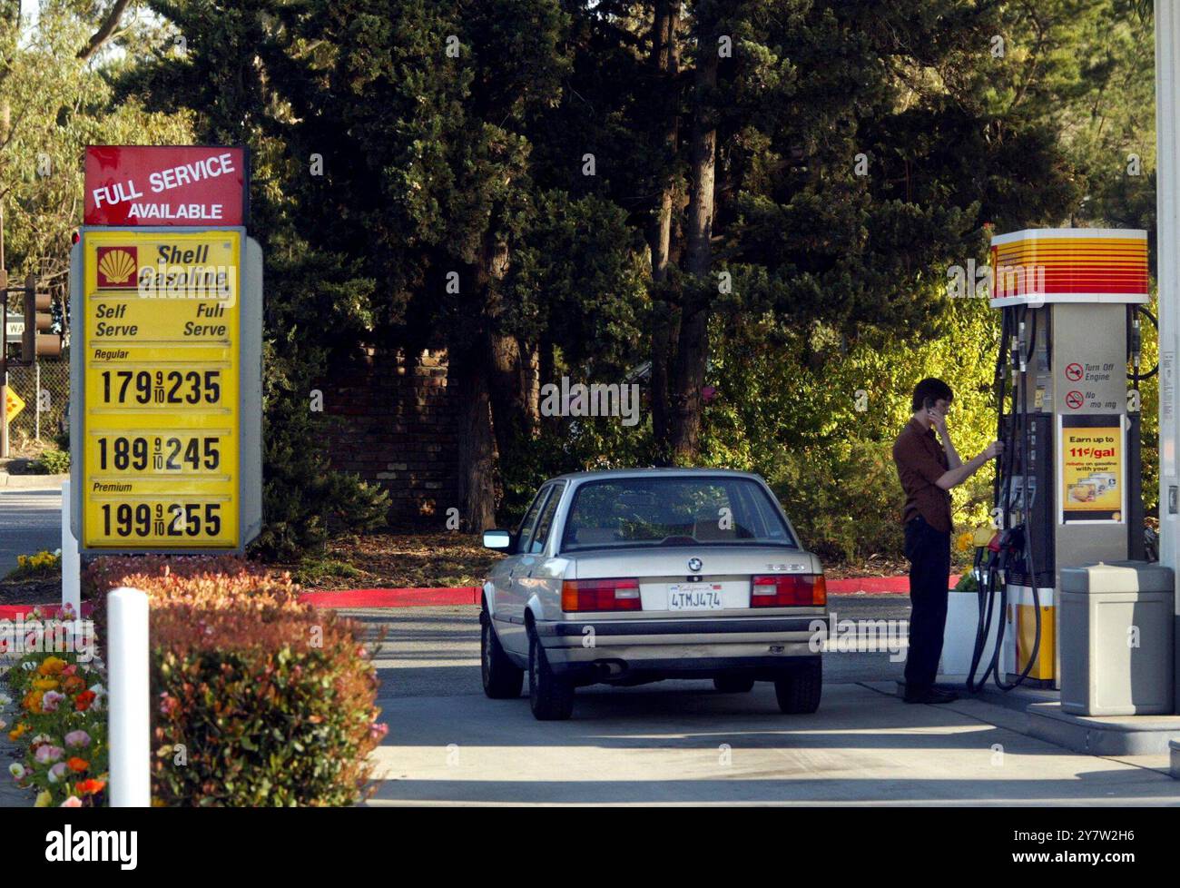 Menlo Park, California questa stazione di servizio Shell a Sharon Heights vende serve regolarmente per 1,79 dollari al gallone e servizio completo per 2,55 dollari al gallone, dato che i prezzi del gas sono aumentati nelle ultime due settimane. I prezzi del petrolio greggio sono aumentati e la produzione è diminuita a causa della manutenzione nelle raffinerie. La San Francisco Bay area ha i prezzi del gas più alti del paese. Aprile 2002 Foto Stock
