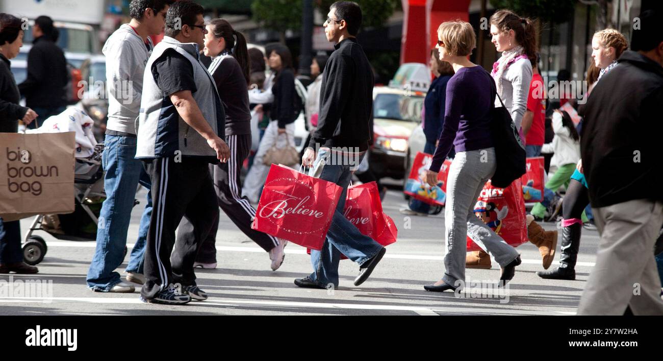 San Francisco, CA--Shoppers affluiscono a Union Square a San Francisco per approfittare delle offerte del Black Friday, 27 novembre 2009, il giorno dopo il Ringraziamento. I retailer sperano in folle più grandi rispetto all'anno scorso e in un avvio rapido, in modo che i consumatori ricomincino a spendere di nuovo. Foto Stock