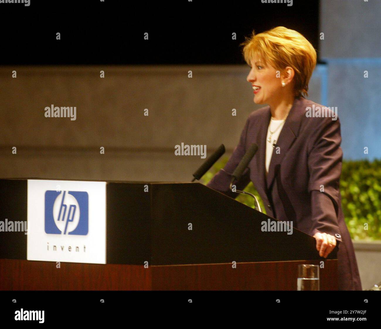 Cupertino, California, presidente e CEO di Hewlett Parkard Carly Fiorina, tiene una conferenza stampa dopo l'assemblea degli azionisti al De Anza College martedì 19 marzo 2002. Fiorina rivendicò la vittoria sull'acquisto pianificato della Compaq computer Corp. Foto Stock