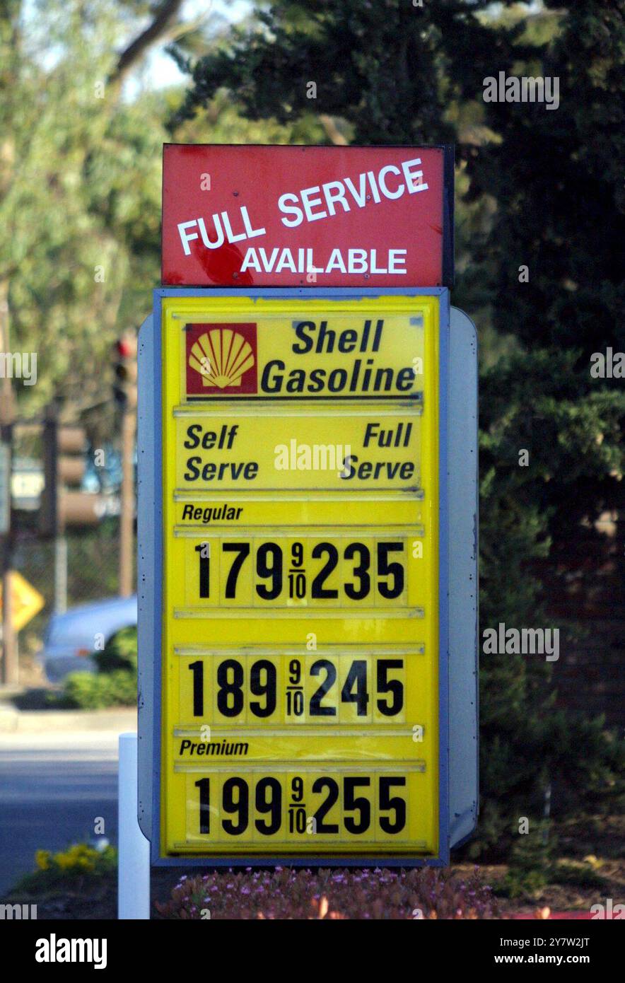 Menlo Park, California, questa stazione di servizio Shell di Sharon Heights vende serve regolarmente per 1,79 dollari al gallone e il premio di servizio completo per 2,55 dollari al gallone dato che i prezzi del gas sono aumentati nelle ultime due settimane. I prezzi del petrolio greggio sono aumentati e la produzione è diminuita a causa della manutenzione nelle raffinerie. La San Francisco Bay area ha i prezzi del gas più alti del paese. Aprile 2002 Foto Stock