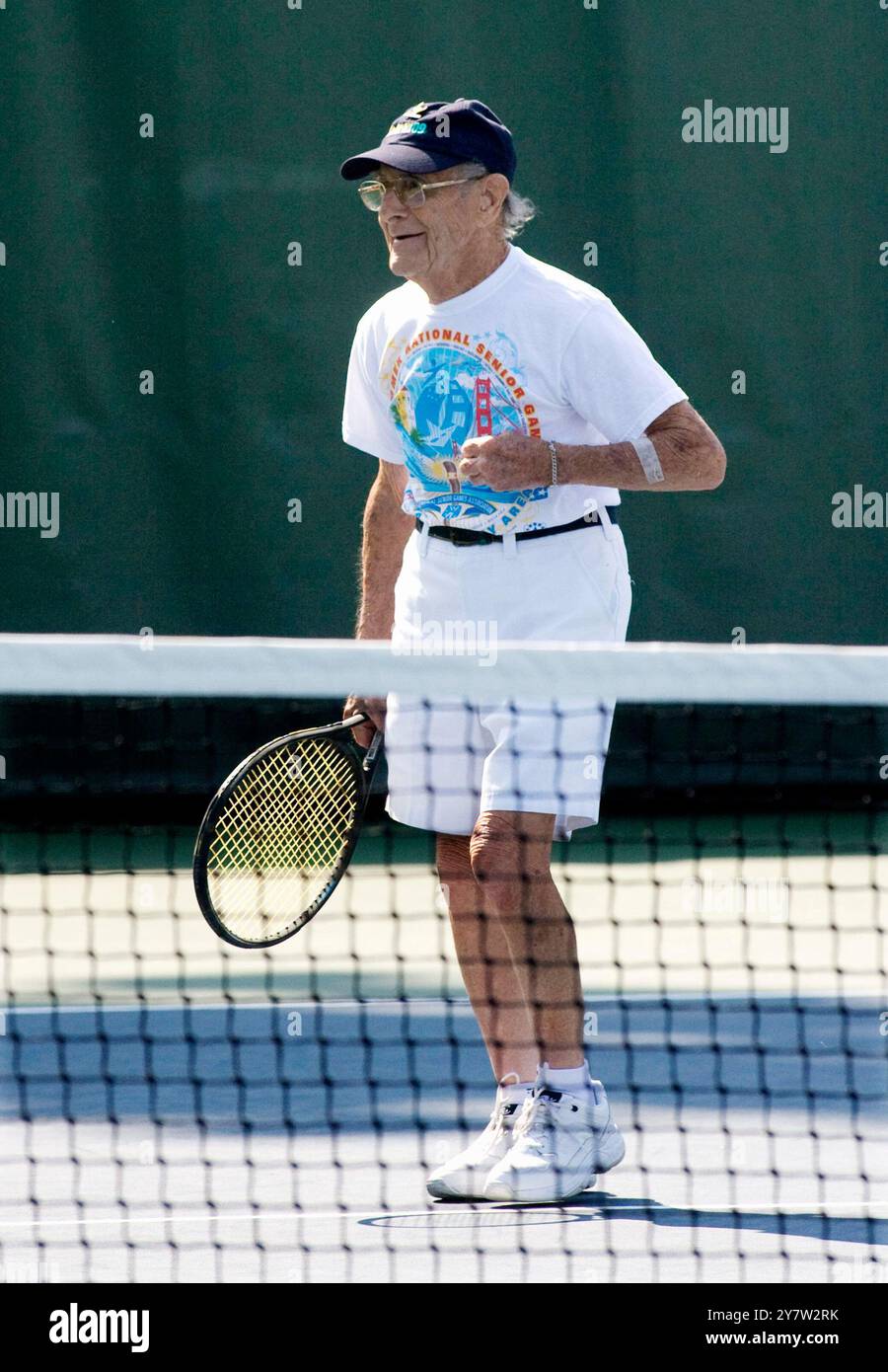 Stanford, California ,--Roger Gentilhomme, 100 anni di New Bedford, Massachusetts, restituisce la palla a James Kales, 94 anni di Bonita Springs, Florida, martedì 11 agosto 2009 uomini oltre 90 partite singole di tennis ai 2009 Summer National Senior Games al Taube Family Tennis Stadium della Stanford University. Roger Gentilhomme è il più vecchio concorrente nelle partite Senior e gareggerà nel tennis al mattino e nel pomeriggio. Foto Stock