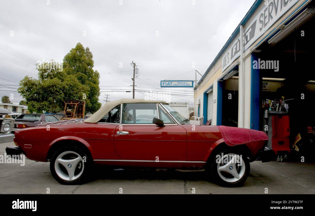 Redwood City, California: 11 luglio 2009. Joe Lakatos Jr, proprietario del servizio Fiat di Joe lavora su Fiat dal 1962 ed è a Redwood City da oltre 30 anni. Lakatos sta attualmente ripristinando una Fiat 1980. Fiat ha acquistato Chrysler dopo che la Corte Suprema degli Stati Uniti ha negato un appello di emergenza da parte di alcuni creditori di Chrysler. Foto Stock
