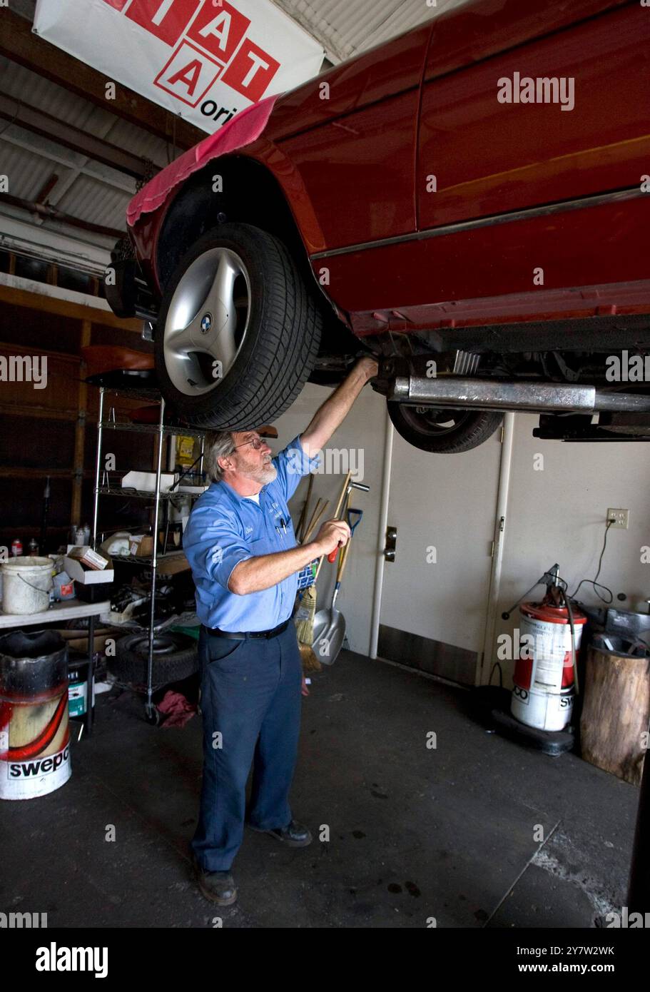 Redwood City, California: 11 luglio 2009. Joe Lakatos Jr, proprietario del servizio Fiat di Joe lavora su Fiat dal 1962 ed è a Redwood City da oltre 30 anni. Lakatos sta attualmente ripristinando una Fiat 1980. Fiat ha acquistato Chrysler dopo che la Corte Suprema degli Stati Uniti ha negato un appello di emergenza da parte di alcuni creditori di Chrysler. Foto Stock