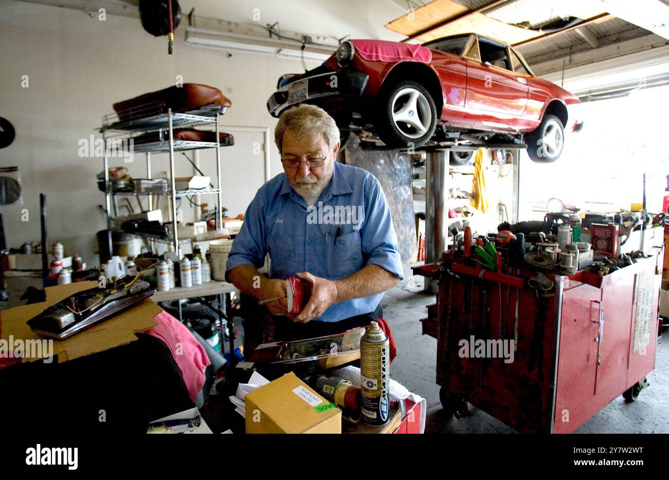 Redwood City, California: 11 luglio 2009. Joe Lakatos Jr, proprietario del servizio Fiat di Joe lavora su Fiat dal 1962 ed è a Redwood City da oltre 30 anni. Lakatos sta attualmente ripristinando una Fiat 1980. Fiat ha acquistato Chrysler dopo che la Corte Suprema degli Stati Uniti ha negato un appello di emergenza da parte di alcuni creditori di Chrysler. Foto Stock
