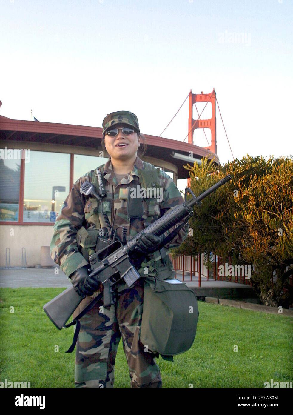 San Francisco, California: A National Guardsperson si trova a guardia alle entrate del Golden Gate Bridge domenica 4 novembre 2001. Il Governatore della California Gray Davis ha avvisato il pubblico di un avvertimento federale di possibili attacchi ai ponti della California. Foto Stock