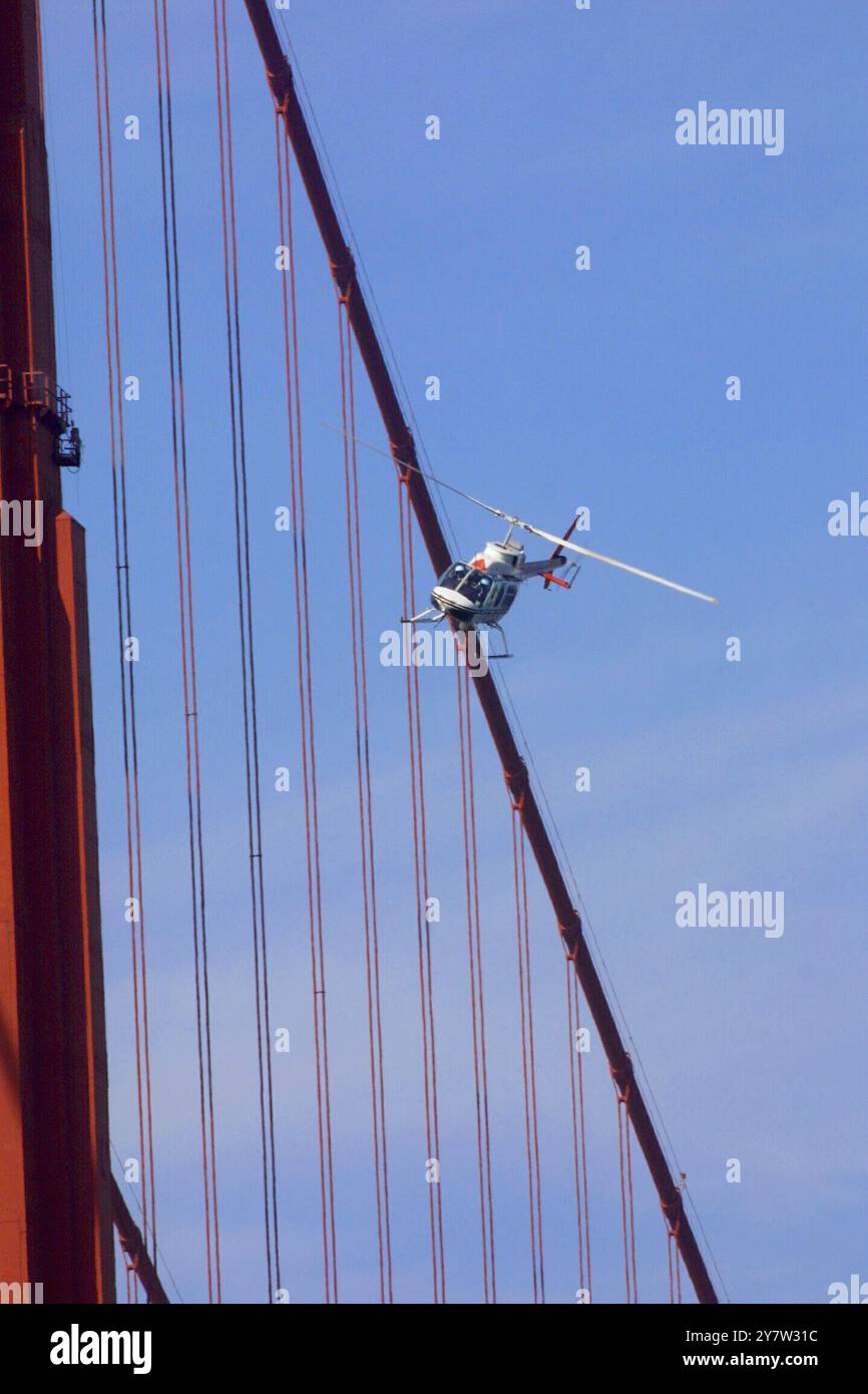 San Francisco, California: Il ponte Golden Gate è stato uno dei due ponti che erano possibili obiettivi di terrorismo nella San Francisco Bay area ed è stato pattugliato da un elicottero della California Highway Patrol venerdì 2 novembre 2001. Gray Davis avvisa il pubblico di un avvertimento federale di possibili attacchi ai ponti californiani. Foto Stock