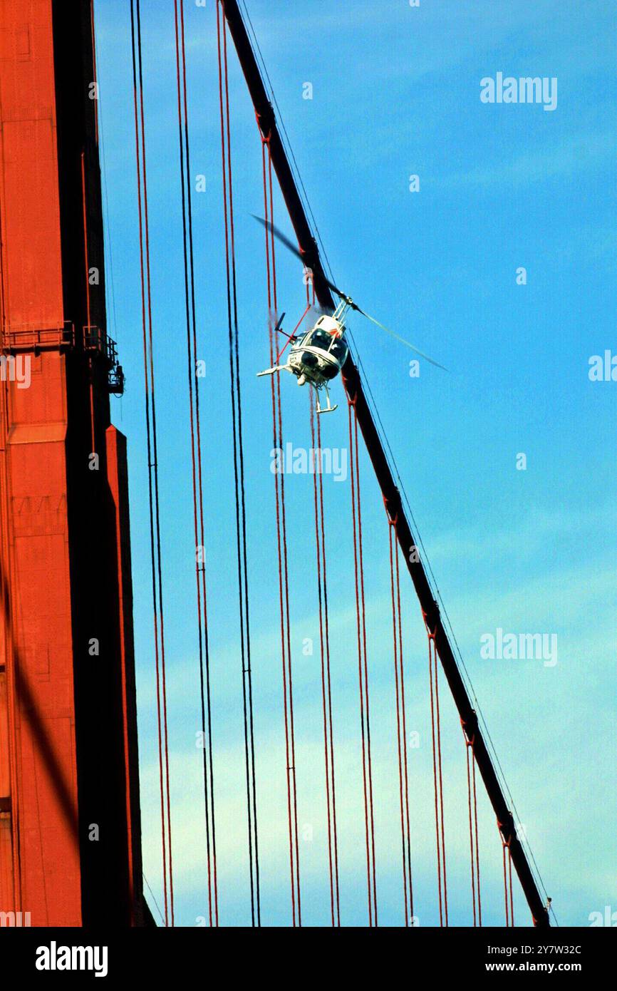 San Francisco, California, il ponte Golden Gate era uno dei due ponti che erano possibili bersagli di terrorismo nella San Francisco Bay area ed è stato pattugliato da un elicottero della California Highway Patrol venerdì 2 novembre 2001. Gray Davis avvisa il pubblico di un avvertimento federale di possibili attacchi ai ponti californiani. Foto Stock