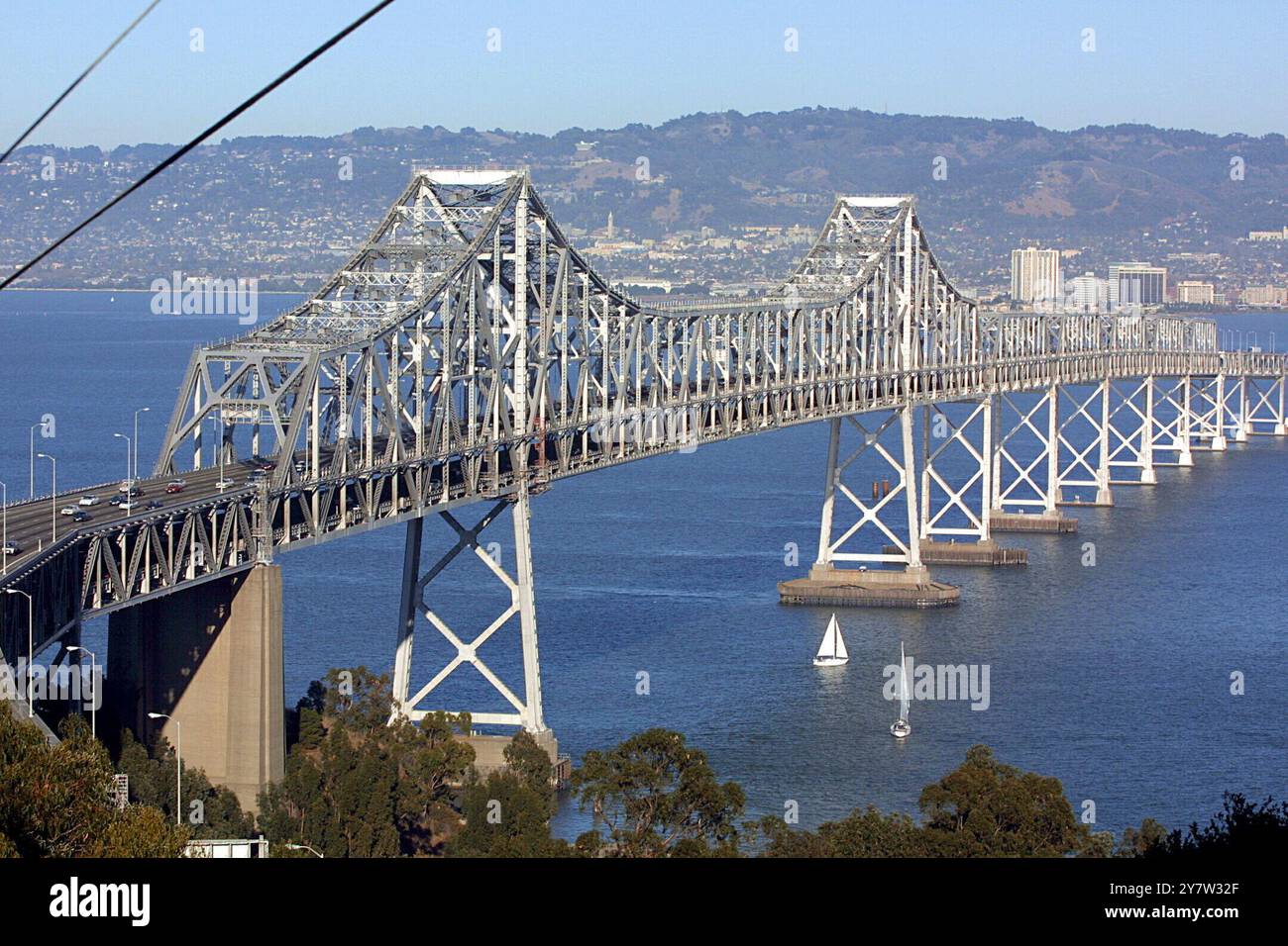 San Francisco, California: Il San Francisco Bay Bridge era uno dei due ponti che erano possibili obiettivi di terrorismo nella San Francisco Bay area. Gray Davis avvisa il pubblico di un avvertimento federale di possibili attacchi ai ponti californiani. Foto scattata venerdì 2 novembre 2001 Foto Stock