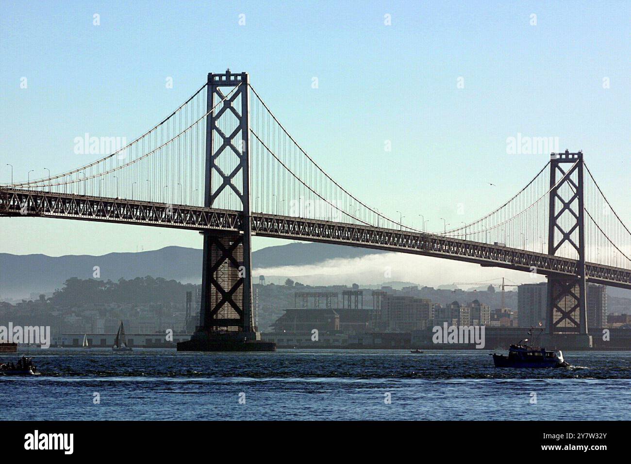 San Francisco, California: Il San Francisco Bay Bridge era uno dei due ponti che erano possibili obiettivi di terrorismo nella San Francisco Bay area. Gray Davis avvisa il pubblico di un avvertimento federale di possibili attacchi ai ponti californiani. Foto scattata venerdì 2 novembre 2001. Foto Stock