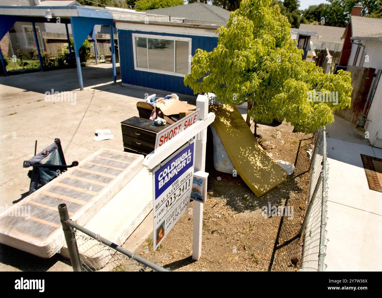 East Palo alto, California: Una casa a East Palo alto che ha un post di "vendita corta". La California, il Nevada, l'Arizona e la Florida sono gli stati che più duramente hanno colpito il mercato immobiliare. 13 maggio 2008. Foto Stock