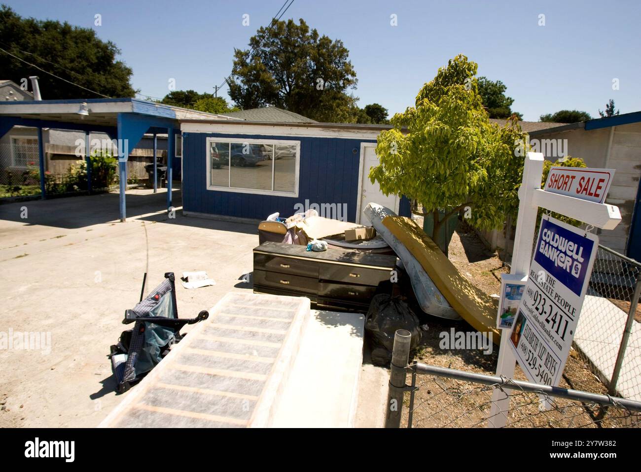 East Palo alto, California: Una casa a East Palo alto che ha un post di "vendita corta". La California, il Nevada, l'Arizona e la Florida sono gli stati che più duramente hanno colpito il mercato immobiliare. 13 maggio 2008. Foto Stock