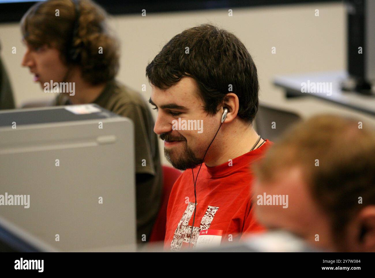 Fremont, California,--( centro) Shawn Watson, 21 anni, studente della DeVry University di Fremont, gioca nel primo round dell'Unreal Tournament 2004 durante il torneo Game X-travaganza 2008 sabato 31 maggio 2008. I videogamer convergono alla DeVry University sabato per competere. Foto Stock