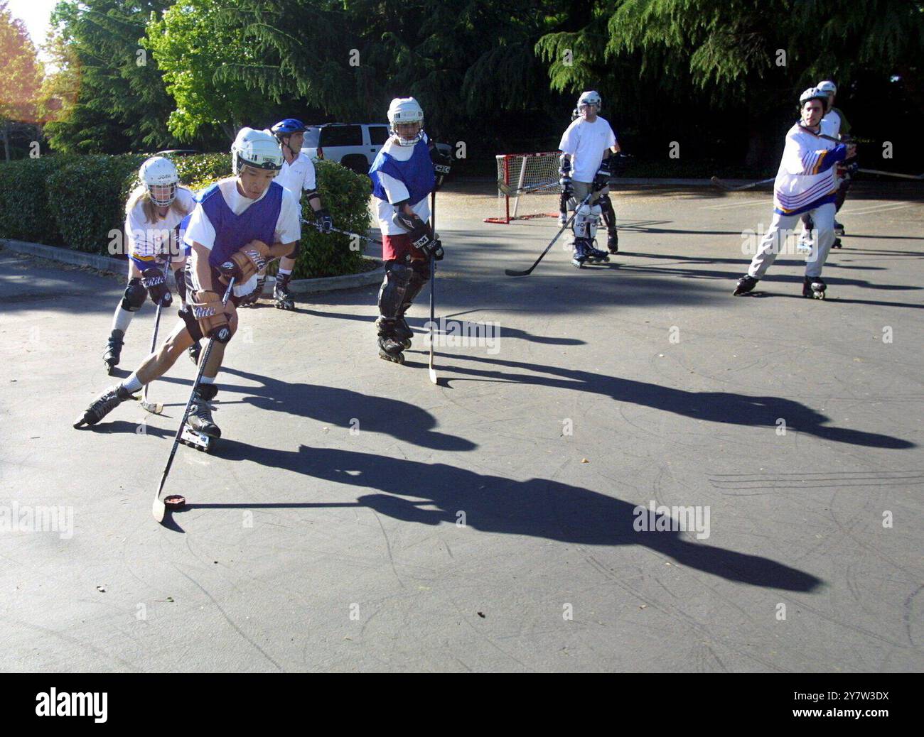 Mountain View, California,--Lori Park un ingegnere software, Harry Cheung a sale Engineer, Denis Severson un ingegnere software, George Salah direttore delle strutture, Larry Page CEO e co-fondatore e Salar Kemangar senior business Strategist, tutti con Google Play roller blade hockey nel parcheggio della società giovedì 3 maggio 2001 nel pomeriggio. Google sta promuovendo uno stile di vita più sano avendo queste partite settimanali di hockey e avere cibo più sano nella caffetteria dell'azienda. Foto Stock