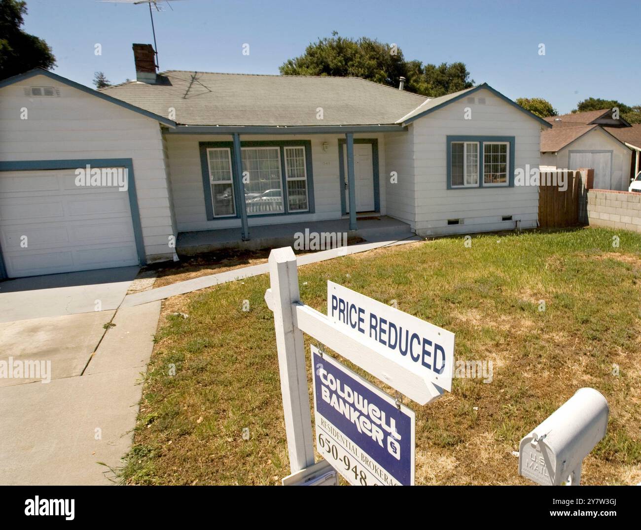 East Palo alto, California: Una casa con tre camere da letto a East Palo alto che è stata quotata per $ 589.000 e ora sta vendendo per $ 425.000. La California, il Nevada, l'Arizona e la Florida sono gli stati che più duramente hanno colpito il mercato immobiliare. . 13 maggio 2008. Foto Stock