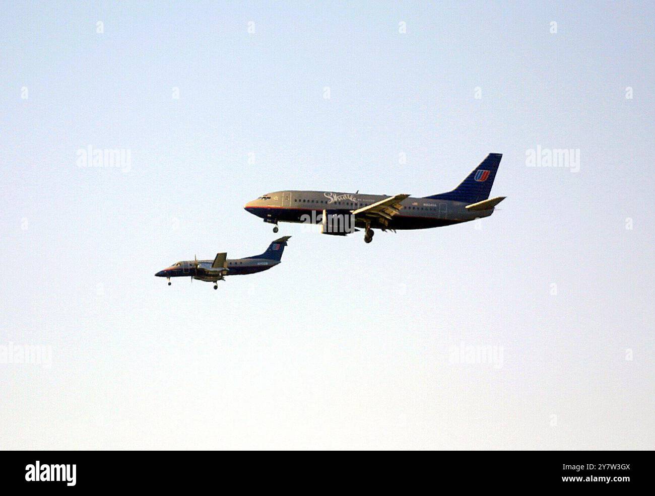 San Francisco, California: I cieli affollati sopra l'Aeroporto Internazionale di San Francisco, dove uno United Express e uno Shuttle in aereo United fanno il loro ultimo avvicinamento all'aeroporto lunedì 18 giugno 2001. L'Aeroporto Internazionale di San Francisco ha avuto uno dei peggiori record di tempo durante gli anni '1990 Foto Stock