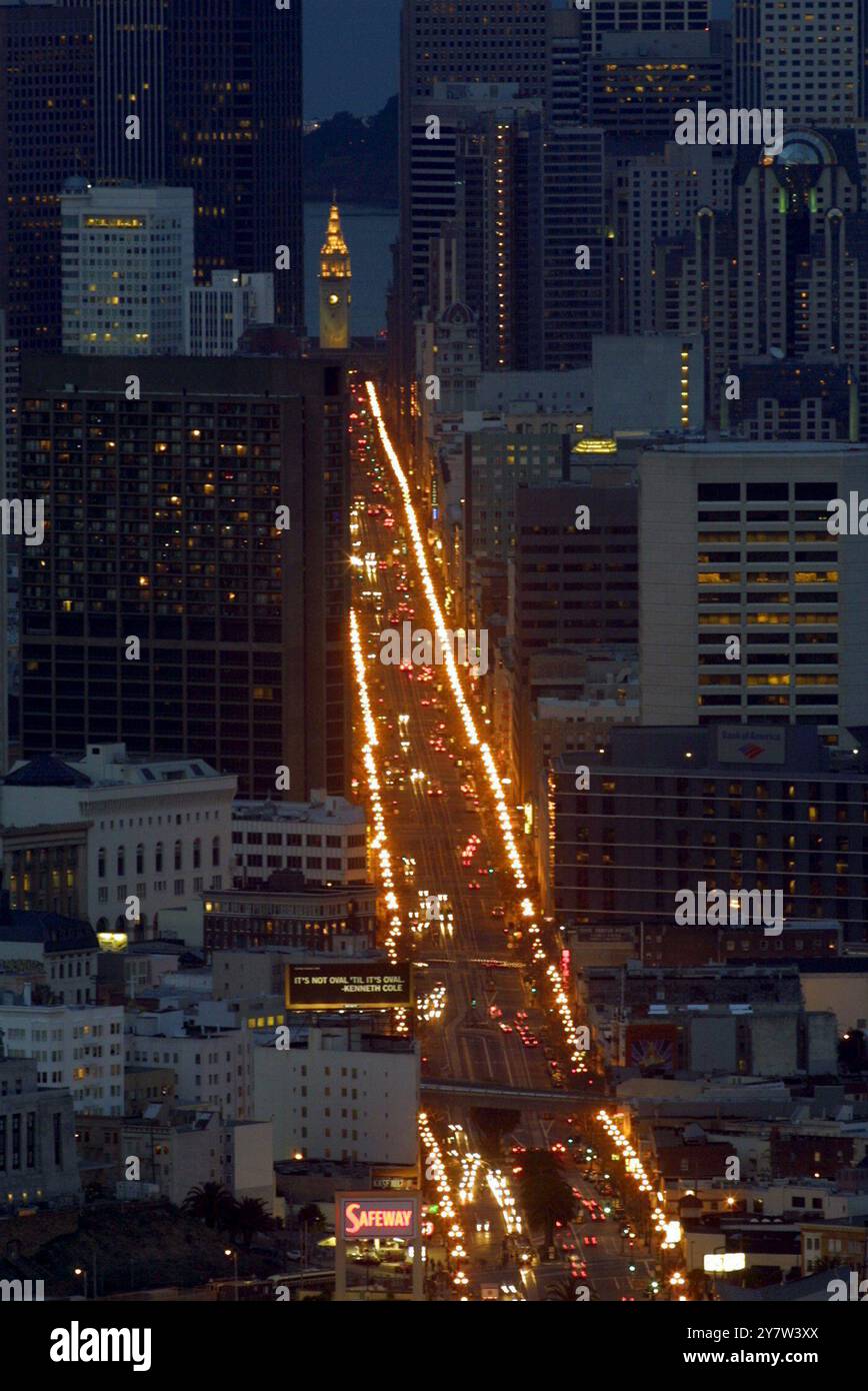 San Francisco, California, guardando in fondo a Market Street alla fine del giorno 14 di un allarme di potenza della terza fase per lo Stato della California. Foto scattata il 28 gennaio 2001 Foto Stock