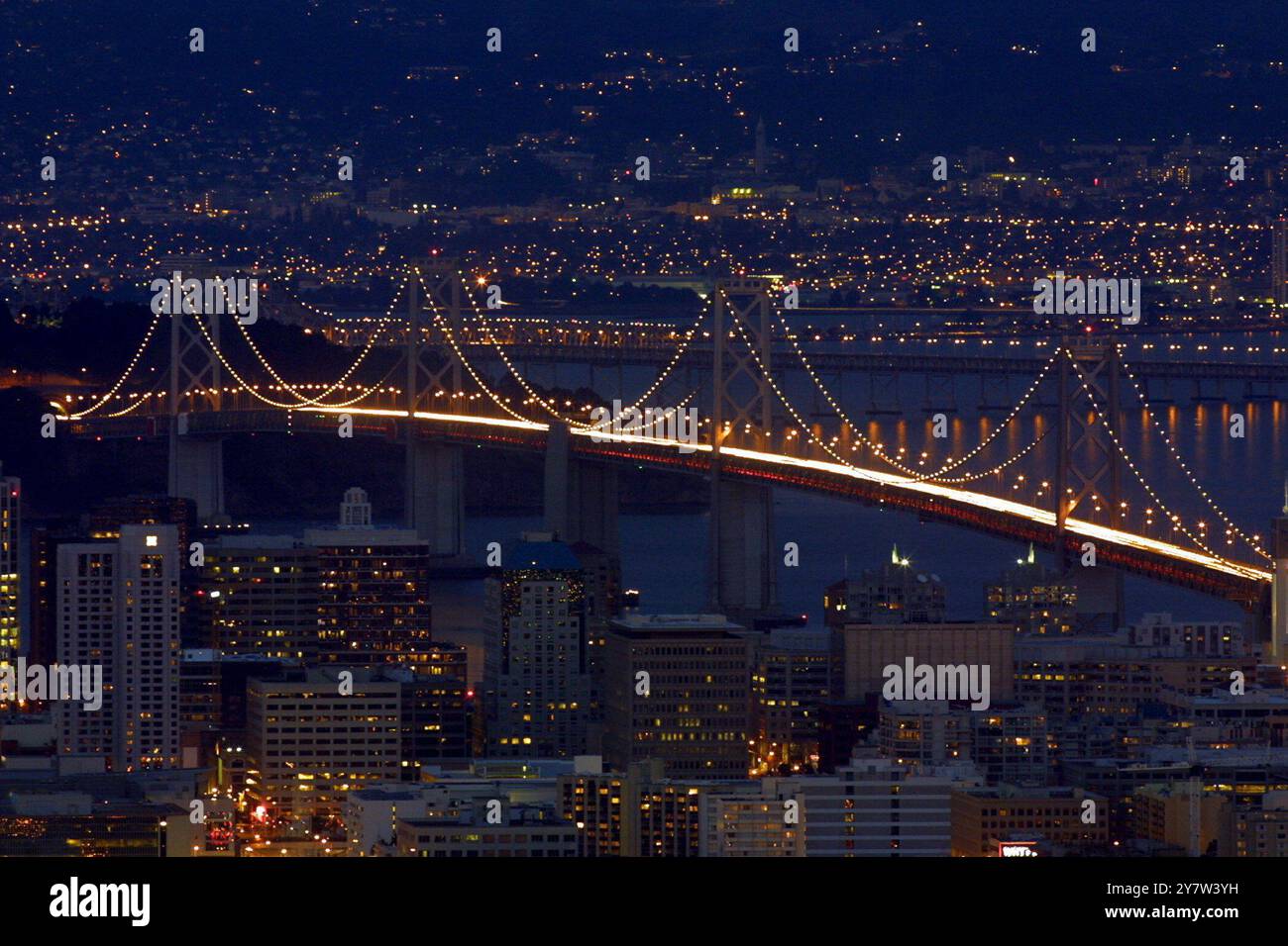 San Francisco, California -- le luci stanno ancora bruciando sul Bay Bridge durante il giorno 14 dell'allarme di potenza della terza fase. Foto scattata il 28 gennaio 2001 Foto Stock