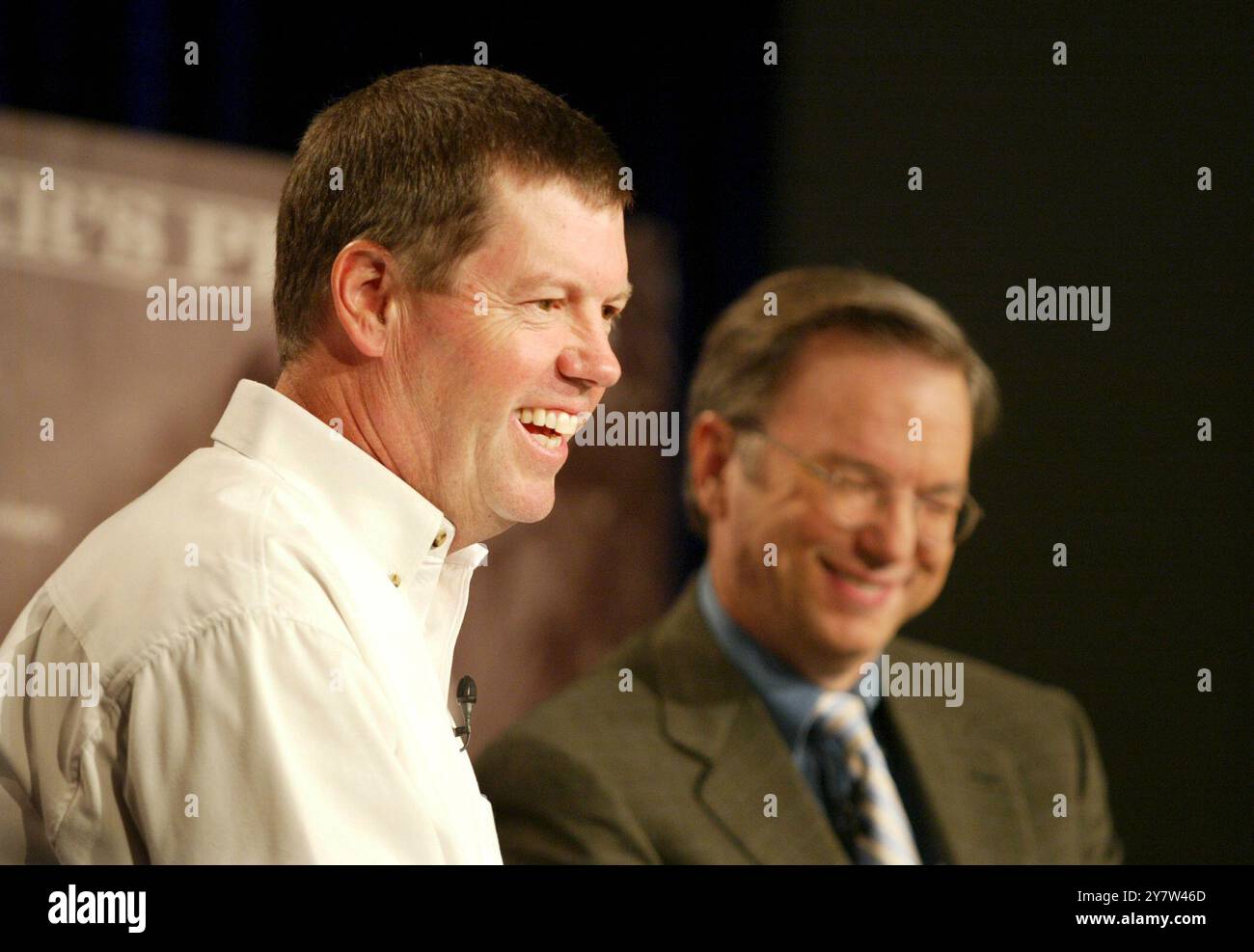 Mountain View, CA Scott McNealy, Chief Executive Officer di Sun Microsystems, e Eric Schmidt, Chief Executive Officer di Google tengono una conferenza stampa martedì 4 ottobre 2005 per annunciare un accordo per la promozione e la distribuzione delle loro tecnologie software. L'obiettivo è rendere disponibile su Internet Java Runtime Environment di Sun, Google Toolbar e OpenOfficer.org. Foto Stock