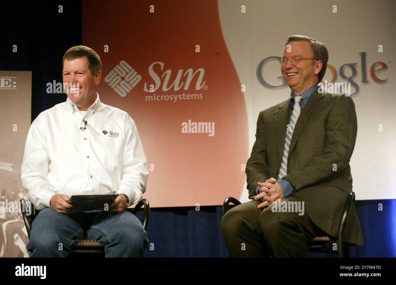 Mountain View, CA. Scott McNealy, Chief Executive Officer di Sun Microsystems, e Eric Schmidt, Chief Executive Officer di Google tengono una conferenza stampa martedì 4 ottobre 2005 per annunciare un accordo per la promozione e la distribuzione delle loro tecnologie software. L'obiettivo è rendere disponibile su Internet Java Runtime Environment di Sun, Google Toolbar e OpenOfficer.org. Foto Stock
