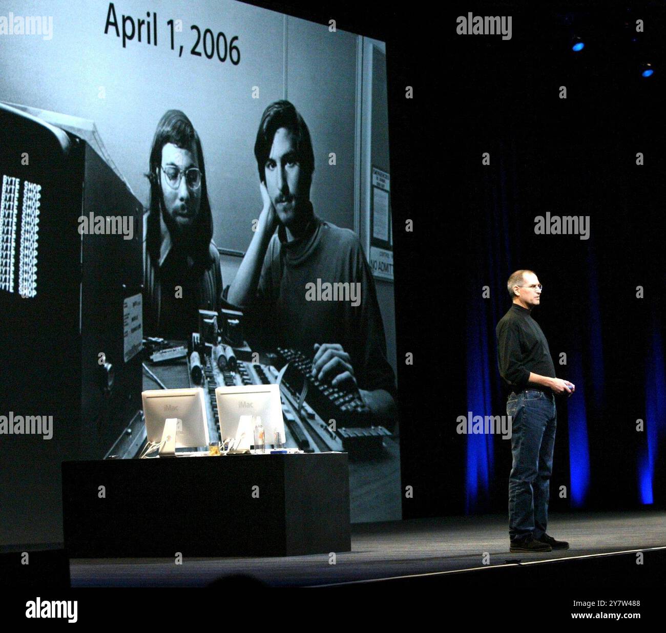 San Francisco, CA Apple computer Inc L'amministratore delegato Steve Jobs, durante il suo discorso di apertura al Macworld Expo 2006, dove parla di Apple computer che ha compiuto 30 anni nell'aprile del 2006. Jobs ha anche introdotto un computer desktop e notebook basato su nuovi chip a due brachiterapia di Intel Corp, la più grande azienda mondiale di semiconduttori, martedì 10 gennaio 2006. Jobs e il co-fondatore della Apple Steve Wozniak sullo schermo. Foto Stock