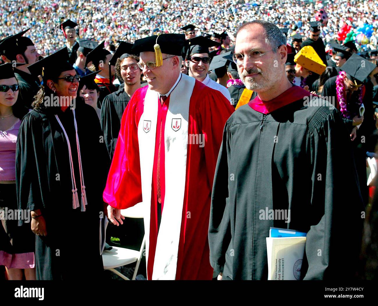 Stanford, CA: 2005. il presidente di Stanford John Hennessy con Steve Jobs, CEO di Apple computer e Pixar Animation Studio, che ha tenuto il discorso della cerimonia di inizio durante il 114° programma di inizio della Stanford University allo Stanford Stadium domenica 12 giugno 2005. Jobs ha detto ai laureati che lasciare il college e' stata la miglior decisione che abbia mai preso. Foto Stock