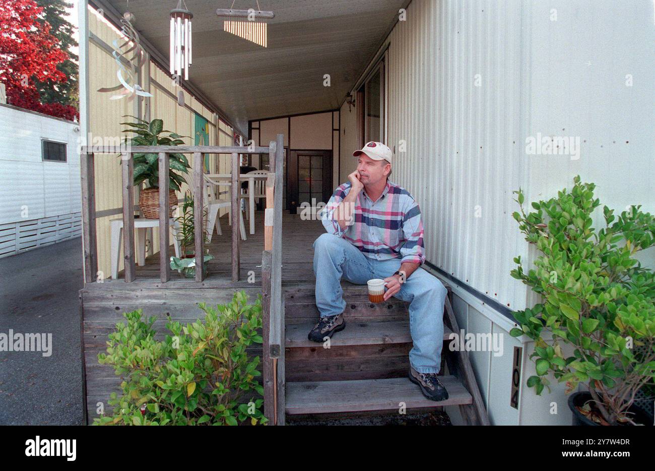 Jim Forthoffer, un insegnante di matematica delle scuole superiori alla Mountain View High School, si trova fuori dalla sua casa mobile a Palo alto, California, dove ha vissuto negli ultimi dieci anni. Forthoffer è un laureato alla Stanford University che può permettersi l'affitto solo su una casa mobile. Anche comprare un appartamento nella zona è fuori questione con lo stipendio di un insegnante 2000 Foto Stock