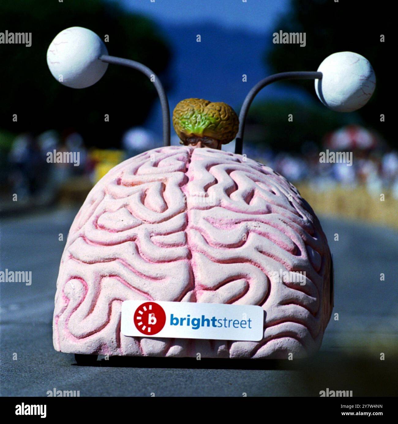 Menlo Park, California -- Brightstreet.com "The Brain Drain" (a destra) compete contro il "Cheesy Rider" di Launch Pad durante la quarta edizione dell'annuale Sand Hill Challenge su Sand Hill Road, domenica 24 settembre 2000. La Sand Hill Challenge è la sfida in cui le bizzarre auto Soapbox attirano concorrenti e amanti del divertimento dalle principali aziende e società di venture capital della Silicon Valley. Foto Stock