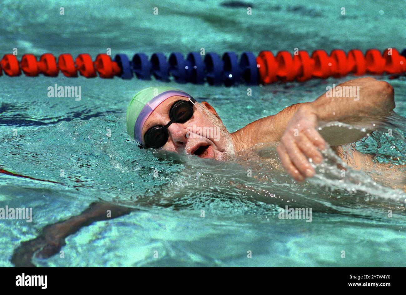 Un maestro nuotatore Bernard Siber, 87 anni, di Atherton, California, fa il freestyle durante un allenamento mattutino al Rinconada Pool di Palo alto, California. Foto Stock