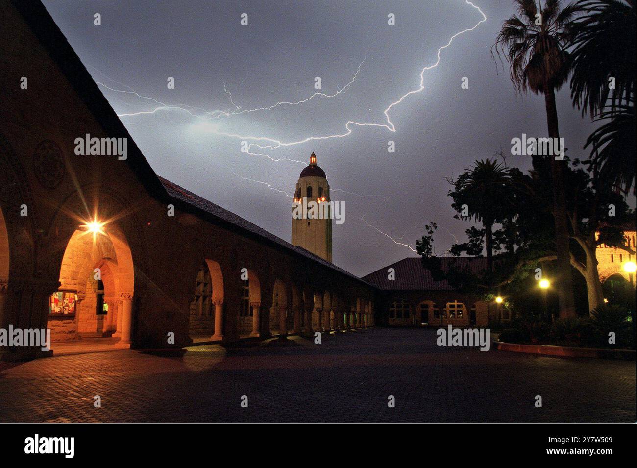 Un fulmine che lampeggia sopra il quadruplo principale della Stanford University l'8 settembre 1999. Foto Stock