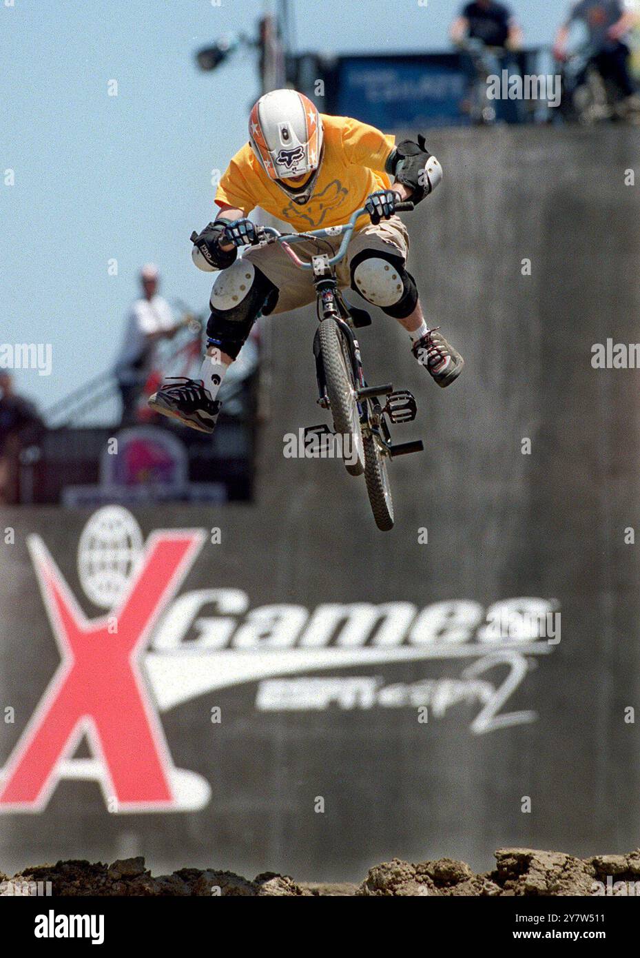 Chad Kagy si riscalda per il salto in bici durante gli otto giorni del quinto X-Games annuale a San Francisco il 2 luglio 1999. Foto Stock