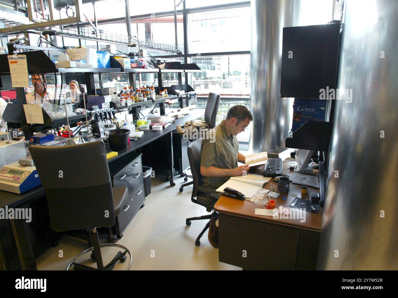 Mark Bowen lavora all'interno del nuovo James H Clark Center della Stanford University. Foto scattata giovedì 31 luglio 2003. Il Clark Center è il fulcro del programma Bio-X della Stanford University che sostiene, organizza e facilita la ricerca multidisciplinare connessa alla biologia e alla medicina. Foto Stock