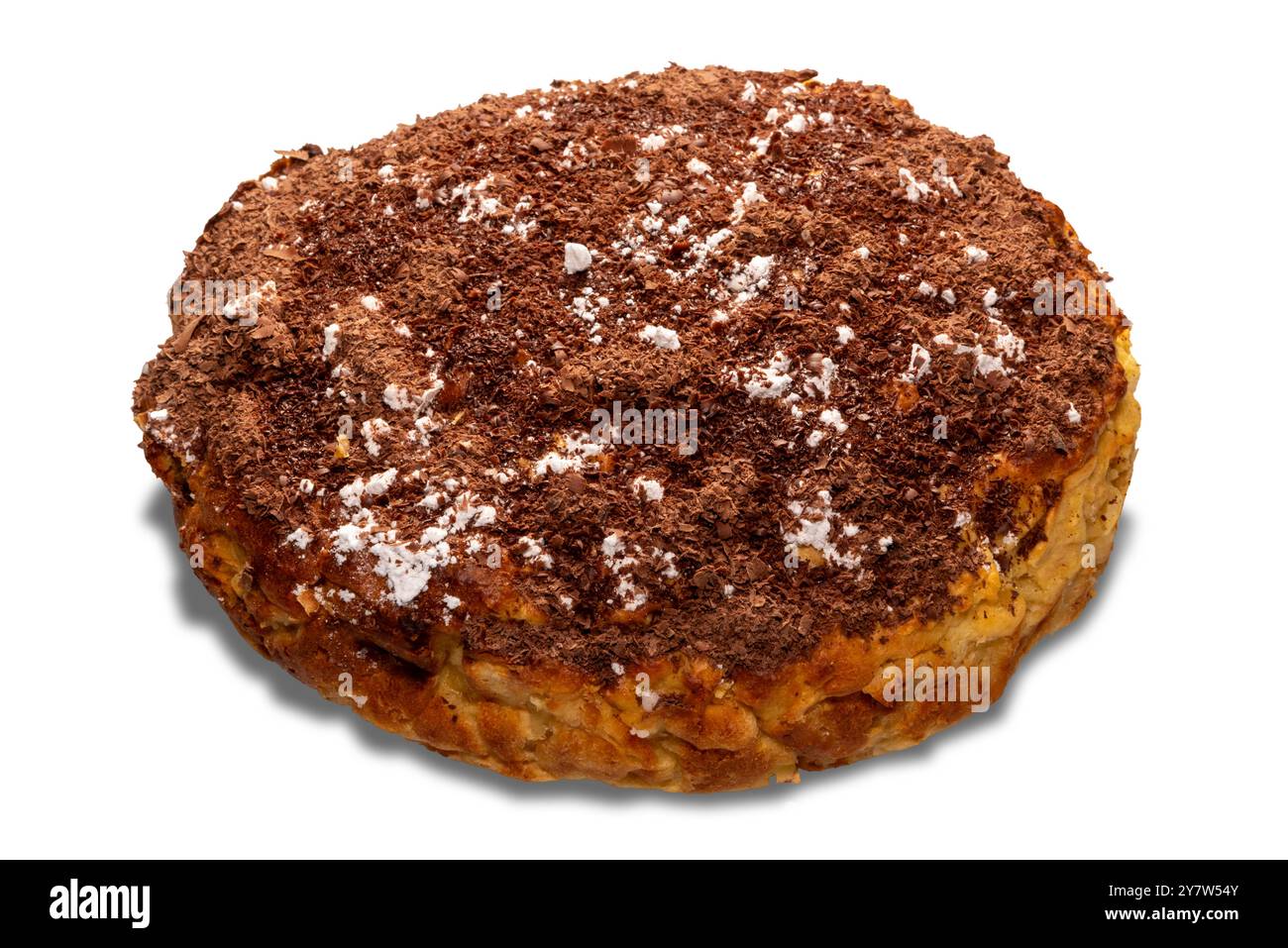 Pan di Spagna di mele fatto in casa ricoperto di cioccolato grattugiato e zucchero a velo, isolato sul bianco con percorso ritagliato incluso Foto Stock