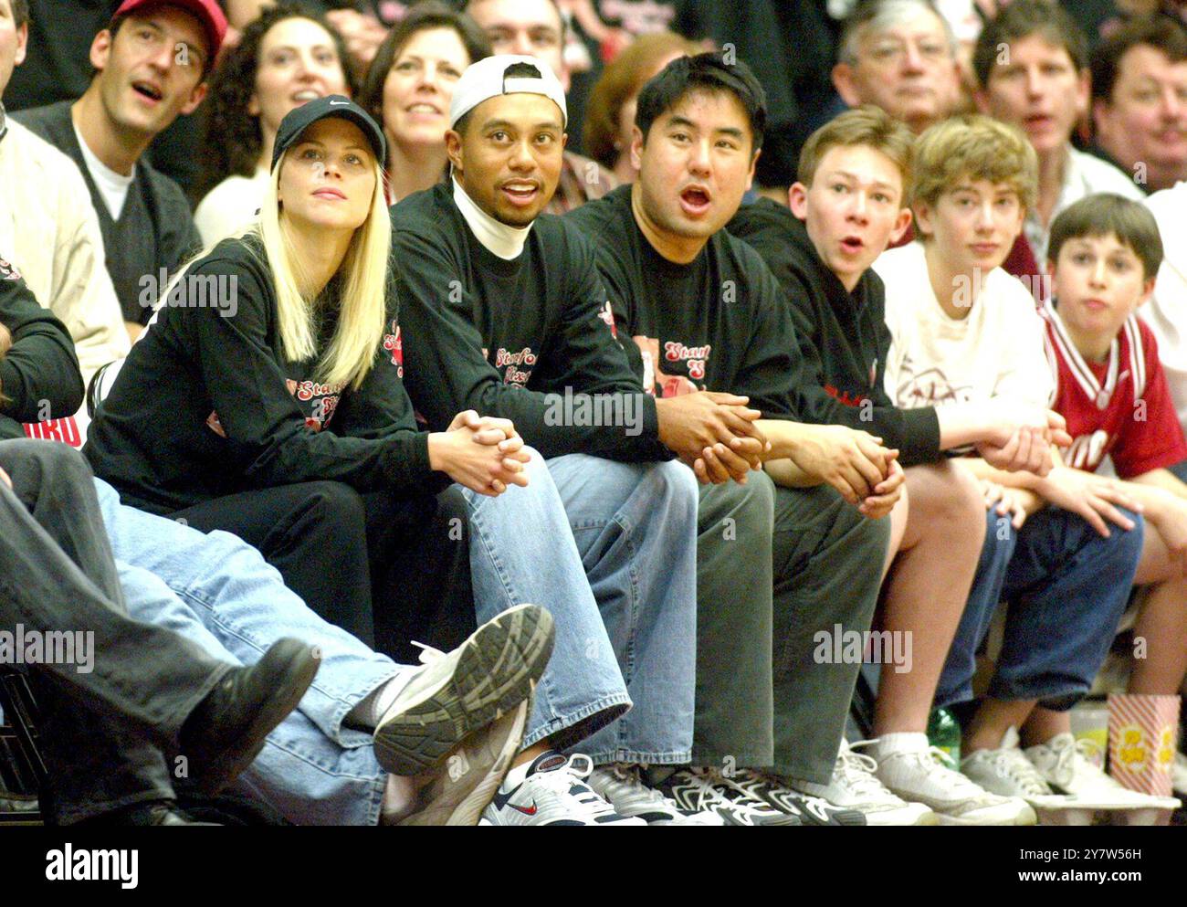 Palo alto, California - il golfista Tiger Woods, la sua fidanzata (a sinistra) Elin Nordegren e l'ex compagno di squadra di Stanford Golf (a destra) Jerry Chang guardano la squadra di basket maschile di Stanford battere Arizona 80-77 sabato 7 febbraio 2004, alla Stanford University. Foto Stock