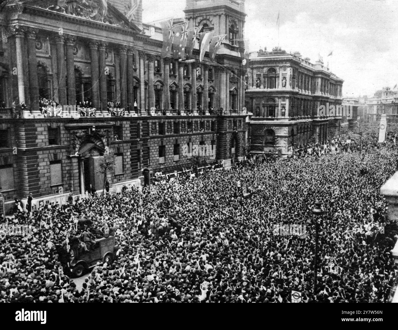 Festa ve-Day : la folla al di fuori del Ministero della salute, 8 maggio 1945.la folla a Whitehall applaude il primo Ministro sul balcone del Ministero della salute, Londra, Inghilterra. 19 maggio 1945 Foto Stock