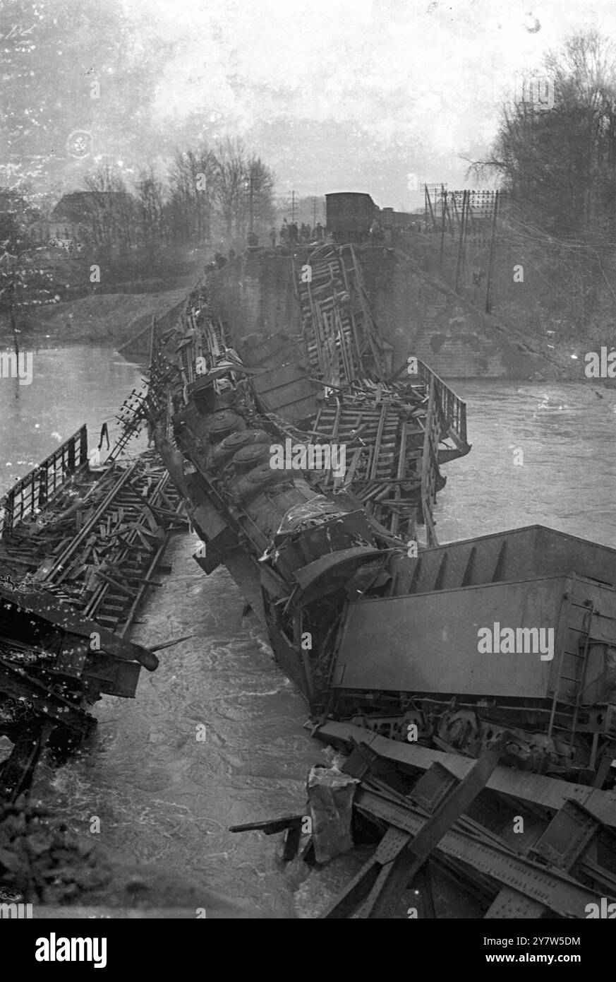 PONTE FERROVIARIO DEL RELITTO NAZISTA SUL TERZO FRONTE DELL'ESERCITO foto mostra: Un ponte ferroviario sul settore della terza Armata del fronte occidentale, distrutto dai nazisti prima di ritirarsi. 2 dicembre 1944 Foto Stock