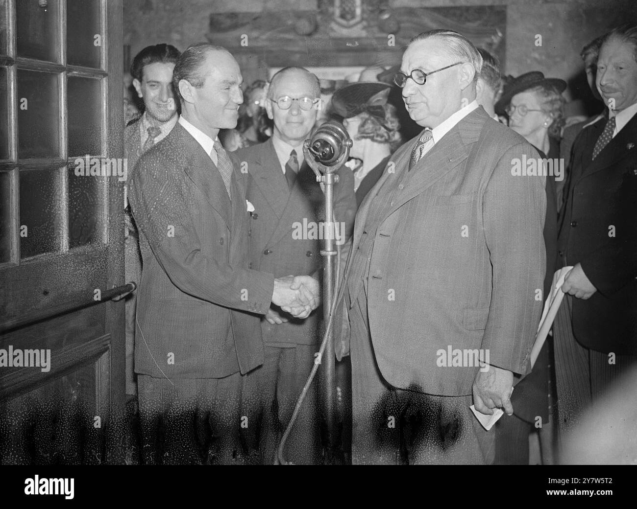 ERNEST BEVIN RE ELETTO ALLE ELEZIONI GENERALI foto mostra: Ernest Bevin, ex ministro del lavoro, rieletto per Wandworth Central (Londra) alle elezioni generali, si congratula con un valoroso perdente, il brigadiere J G Smyth VC dopo l'annuncio del risultato. 26 luglio 1945 Foto Stock