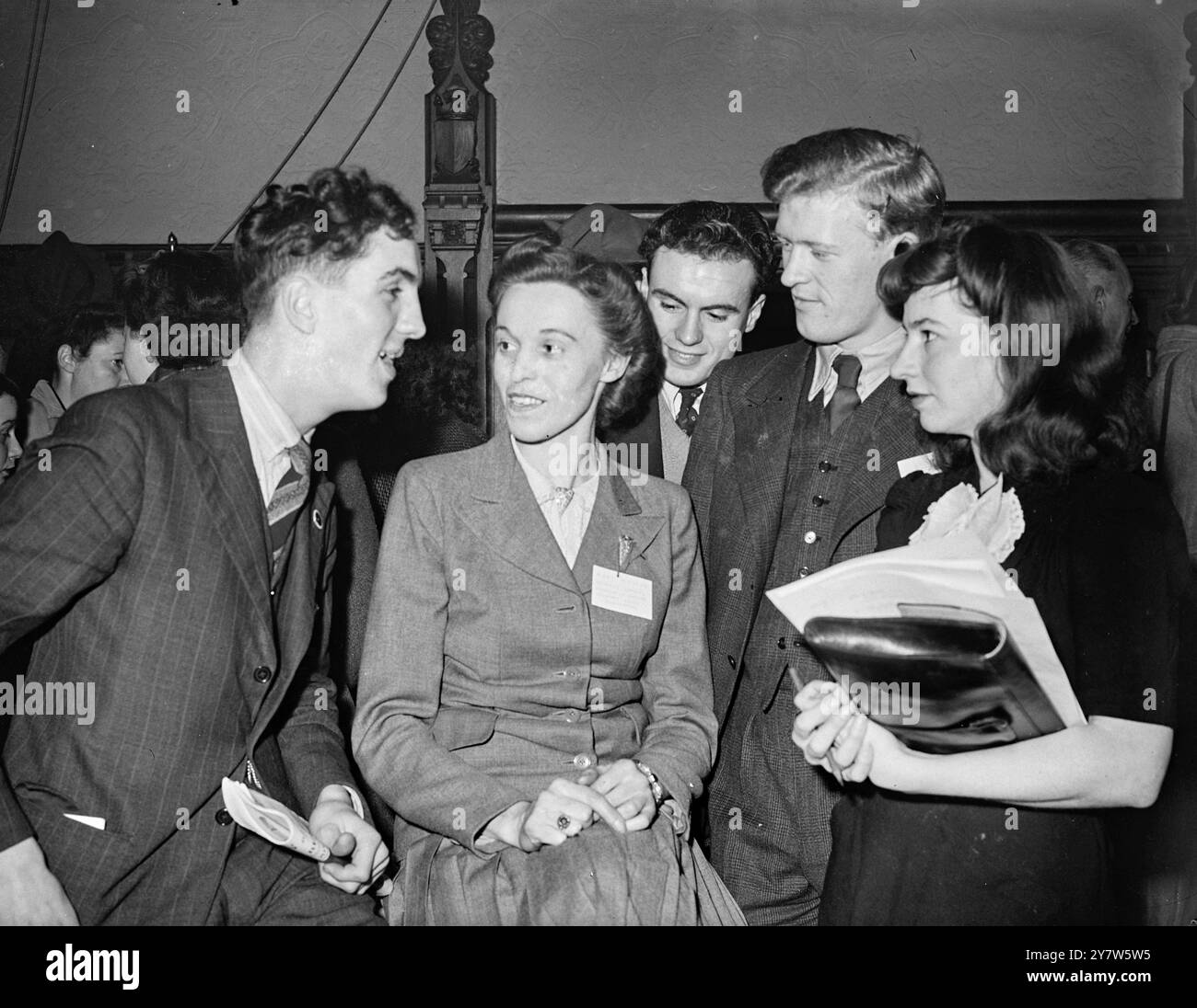 PRIMA DELEGAZIONE GIOVANILE BRITANNICA IN RUSSIA la prima delegazione giovanile britannica in Russia, scelta tra tutte le organizzazioni giovanili britanniche e rappresentante di tutti i ceti sociali, riunita alla camera dei comuni di Londra per ricevere un mandato dal ministro britannico dell'informazione, Edward Williams, prima della loro partenza per Mosca. Vi sono diciassette delegati di età compresa tra i 17 e i 29 anni che vanno a Mosca su invito del Comitato Giovanile antifascista sovietico. La Russia ha inviato un aereo speciale per far volare la delegazione da Croydon a Mosca. Durante la loro visita studieranno Foto Stock