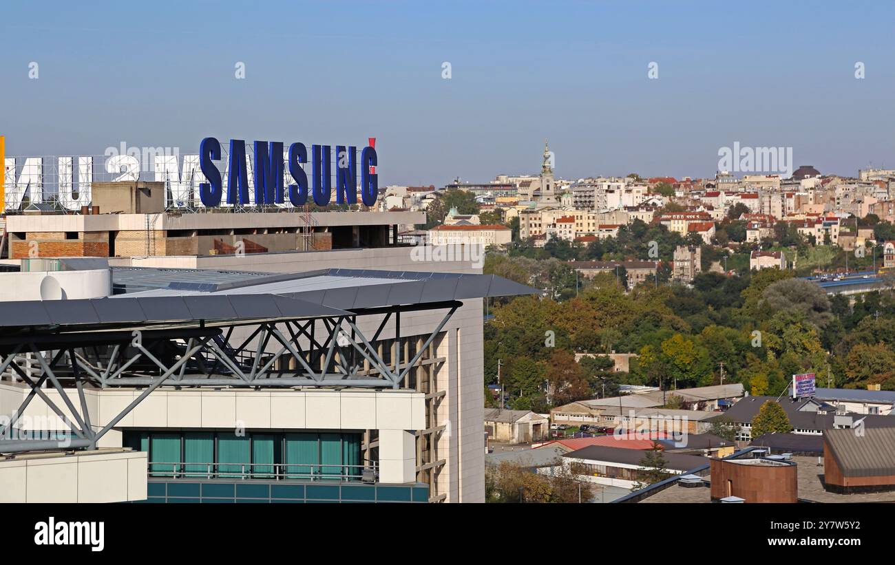 Belgrado, Serbia - 29 settembre 2014: Veduta aerea della società tecnologica Samsung Office Building Cityscape Skyline al Sunny Autumn Day. Foto Stock