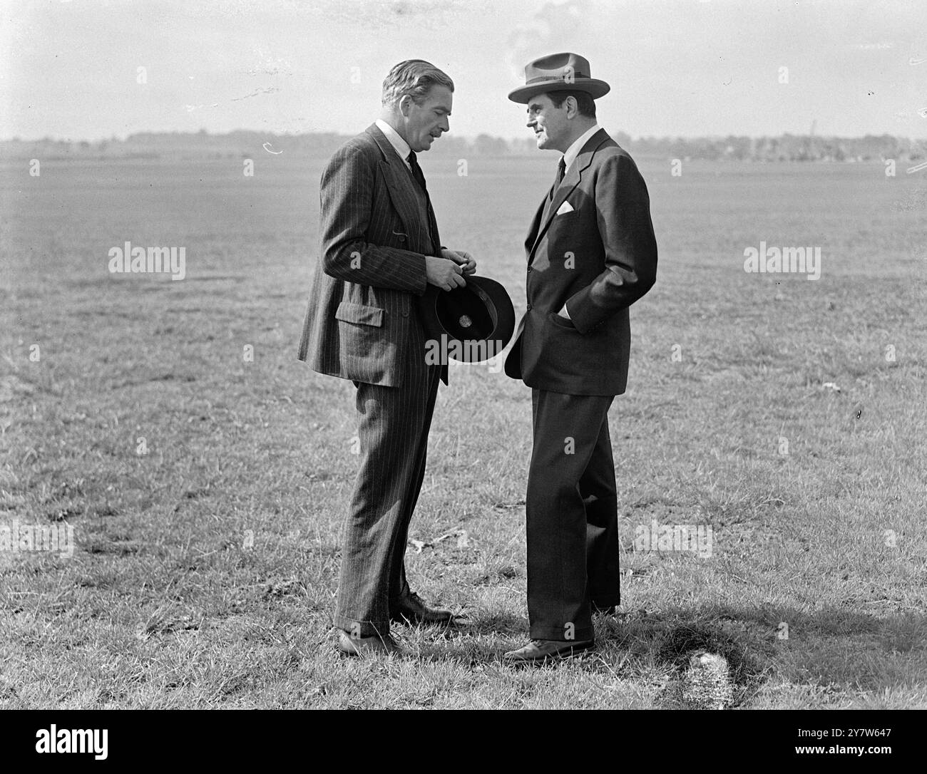 IL SIGNOR EDEN TORNA DA SAN FRANCISCO Photo Shows: Anthony Eden , ministro degli Esteri in una conversazione seria con John Winant, ambasciatore degli Stati Uniti, al suo ritorno a Londra dalla Conferenza di San Francisco. Viaggiò per la notte attraversando l'Atlantico in aereo e atterrando a Northolt, Middlesex. 17 maggio 1945 Foto Stock